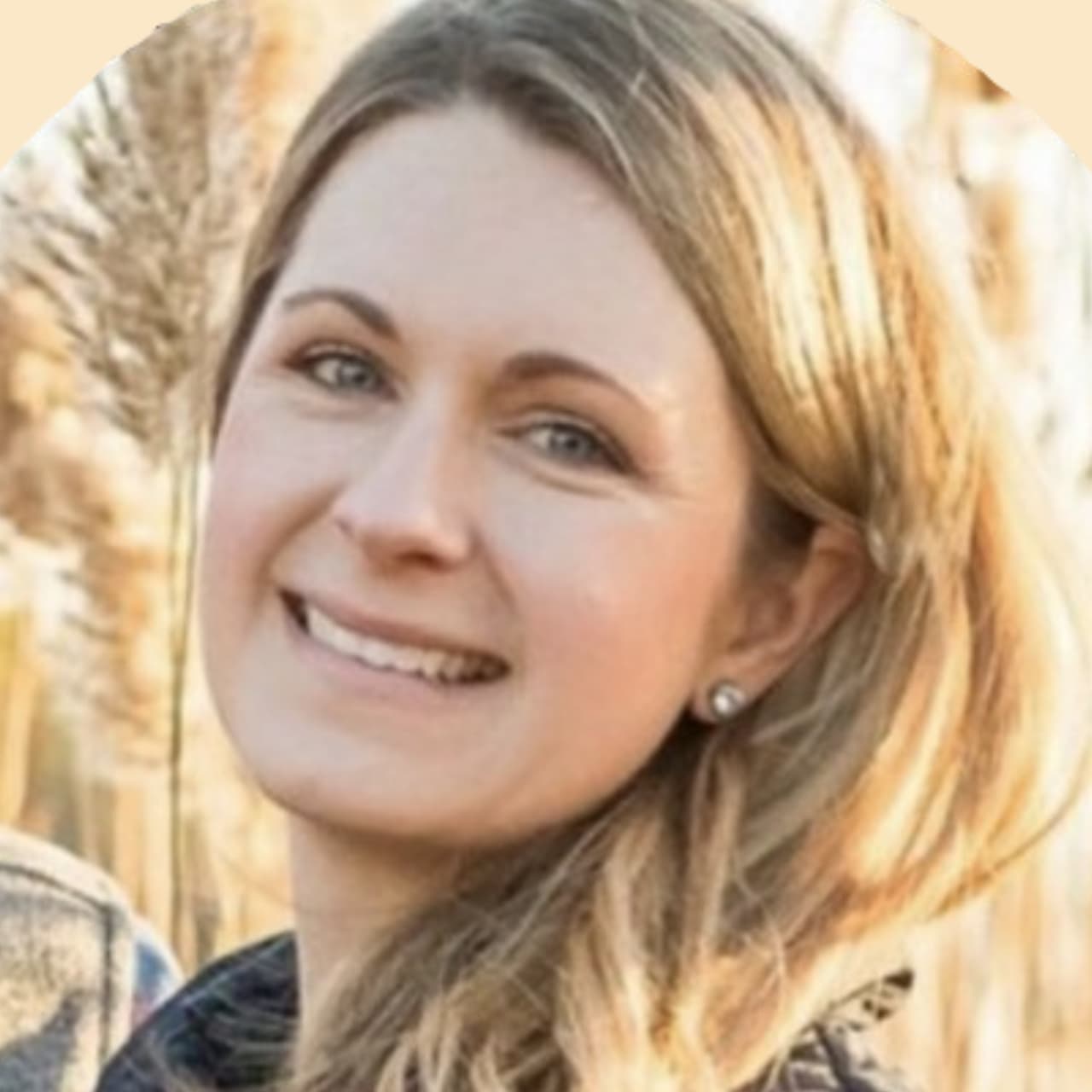 Caitlin Kneram headshot_edited