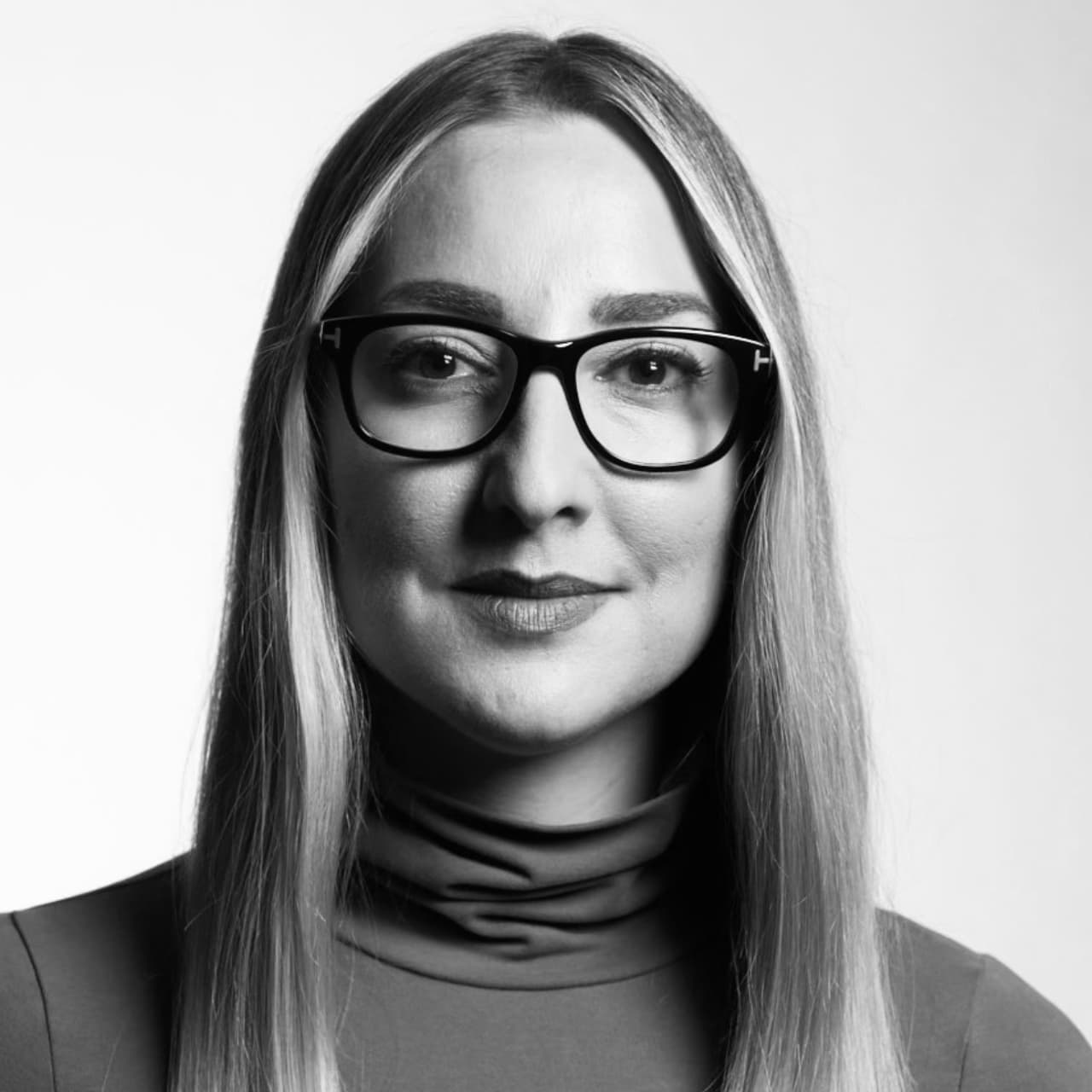 Nichole Graveen headshot_edited